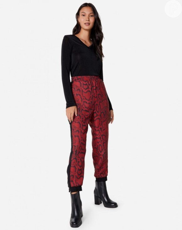 A Amaro conta com uma calça jogging com estampa de cobra vermelha. Custa R$ 189,90 no site da marca