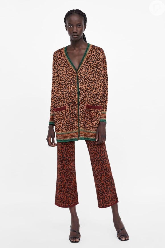 A Zara conta com uma calça pantacourt de tricô com fio metalizado e estampa de oncinha. Custa R$ 209,00 no site da marca