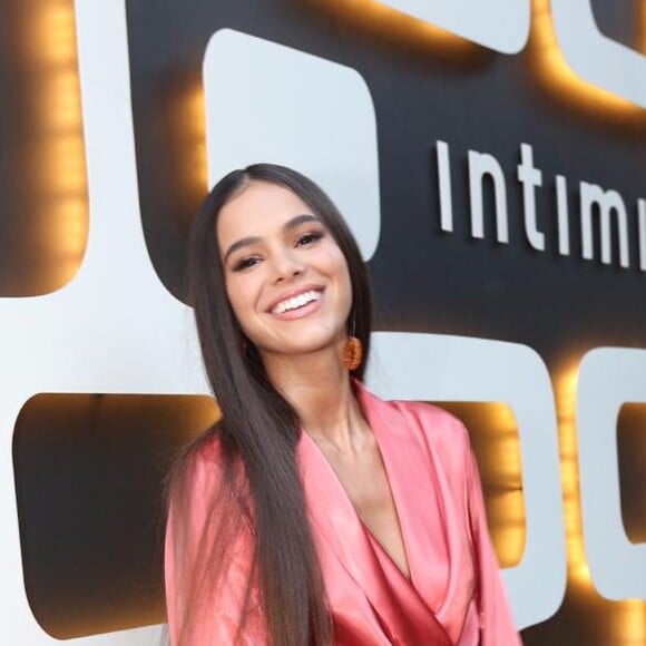 Bruna Marquezine usou brincos de cristais da Jacquemus para evento da Intimissimi, nesta terça-feira, dia 11 de junho de 2019