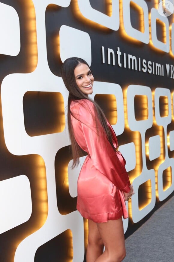Bruna Marquezine deixou o robe da Intimissimi mais curto para evento da marca, nesta terça-feira, dia 11 de junho de 2019