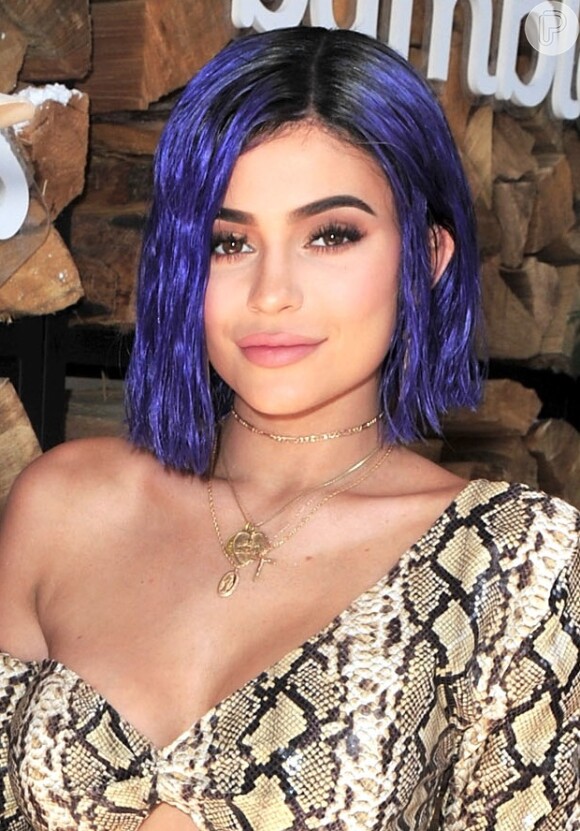 Kylie Jenner está sempre renovando o visual com laces coloridas