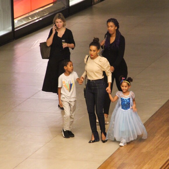 Taís Araujo foi a shopping com os filhos, Maria Antônia e João Vicente