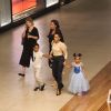 Taís Araujo caminhou de mãos dadas com os filhos, João Vicente e Maria Antonia, em shopping
