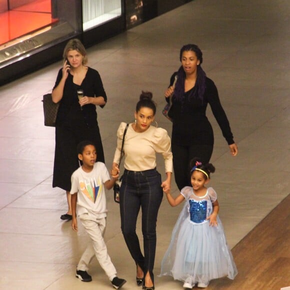 Princesa de tênis: filha de Taís Araujo rouba cena com fantasia em passeio