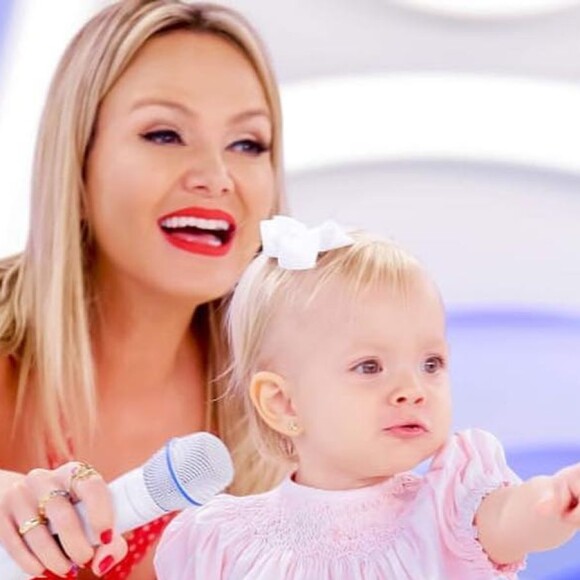 Filha de Eliana roubou a cena em aniversário de Isabella Fiorentino ao acompanhar a mãe