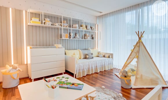 Em tons de amarelo, branco e cinza, a decoração do quarto do filhos de Patricia Abravanel encantou pela atmosfera clean e moderna