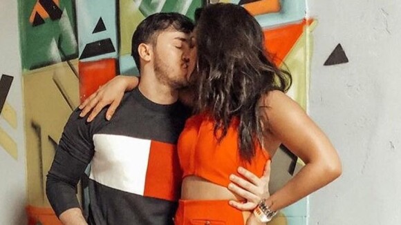 Mileide Mihaile beija namorado, Wallas Arrais, no palco: 'Dono do meu sorriso'