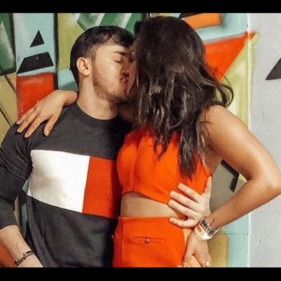 Beijo de Mileide Mihaile e Wallas Arrais rouba cena em show na noite de sexta-feira, dia 15 de junho de 2019