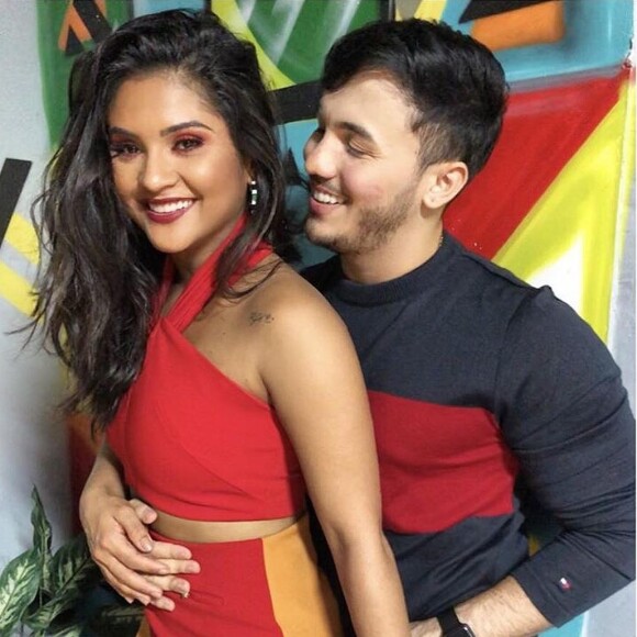 Mileide Mihaile e namorado, Wallas Arrais, trocaram carinhos no palco