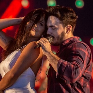 Mileide Mihaile dançou juntinho do namorado, Wallas Arrais, no palco em Petrolina