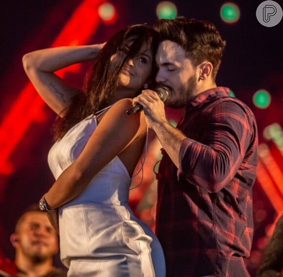 Mileide Mihaile dançou juntinho do namorado, Wallas Arrais, no palco em Petrolina