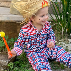 Enrico Bacchi usou look xadrez azul e vermelho