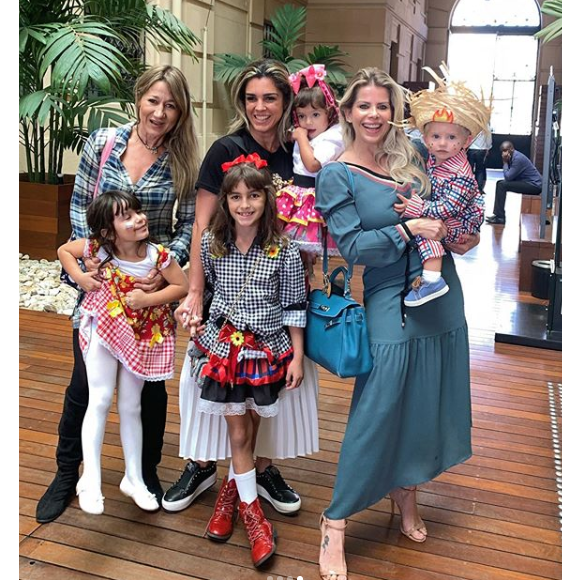 Enrico Bacchi posa com amigos em festa junina