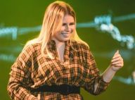 Marilia Mendonça combina camisa xadrez com short curto em show. Foto do look!