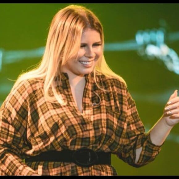 Marilia Mendonça usou camisa xadrez, short curto e bota de cano curto em show em Ji-Paraná, Rondônia, no domingo, 16 de junho de 2019