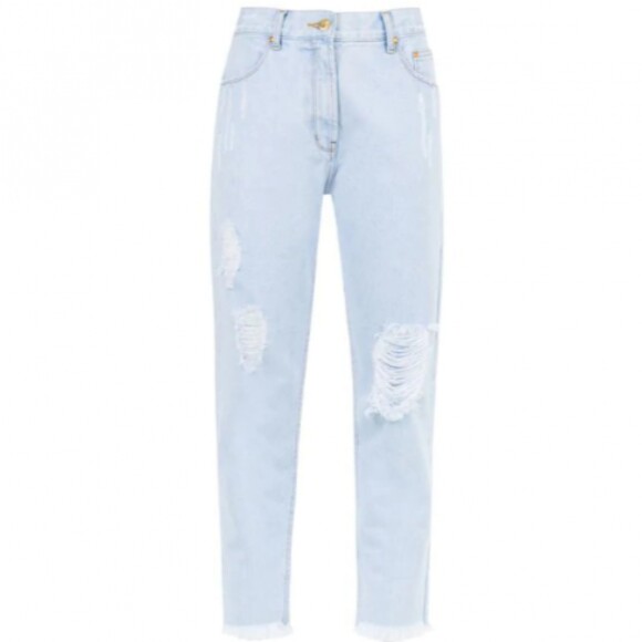 A calça jeans boyfriend da Amapô pode ser encontrada na Farfetch (R$377).