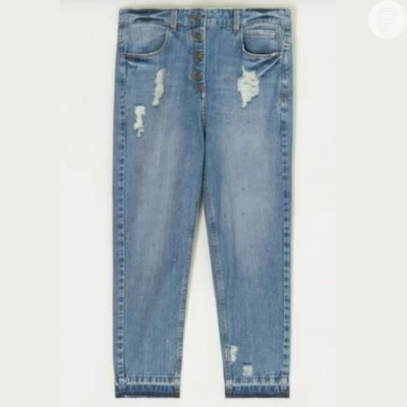 A calça jeans boyfriend destroyed, com esses rasgos, sai por R$159,90 na Renner.