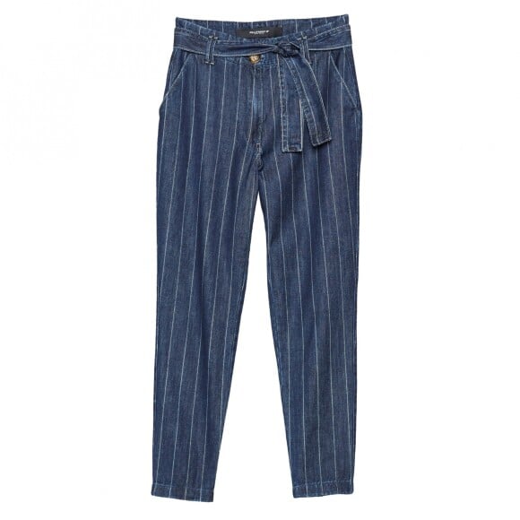 A calça jeans clochard da Damyller é de risca de giz (R$289).