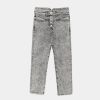 A calça jeans reta da Zara está duplamente na trend com a lavagem acid (R$299).
