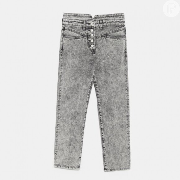 A calça jeans reta da Zara está duplamente na trend com a lavagem acid (R$299).