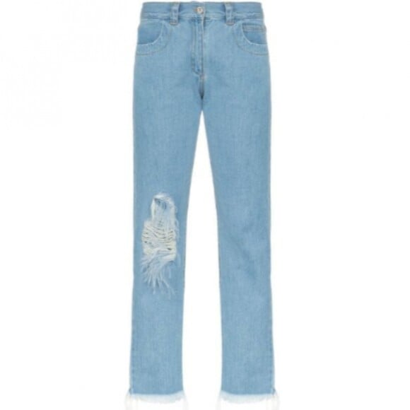 A calça jeans reta da Marques Almeida é destroyed só no joelho, e custa R$1.751 na Farfetch.