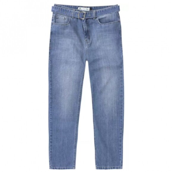A calça jeans da mamãe, ou o famoso mom jeans, pode ser achado na Hering, por R$179,99, e vem até com um cinto também no tecido.