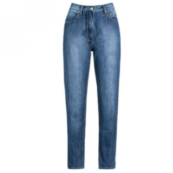 Na Farfetch, tem mom jeans da Amapô por R$285.
