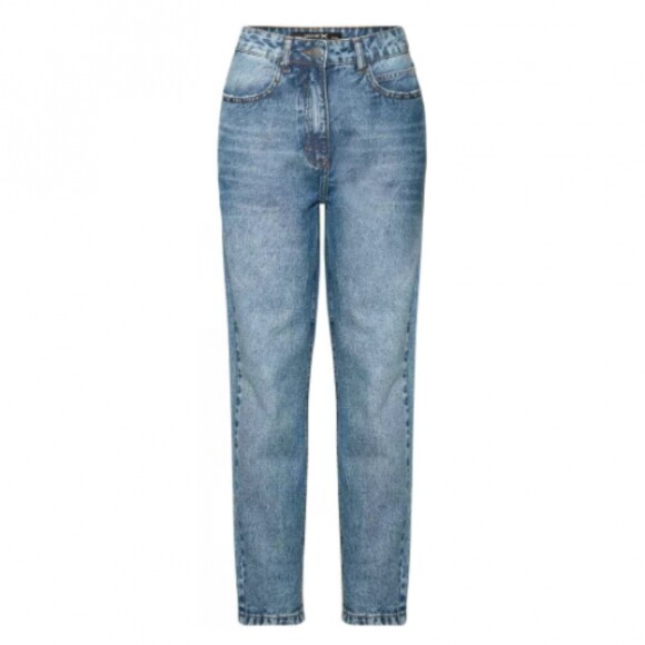Essa versão do mom jeans da Hering tem aplicações e custa R$159,99.
