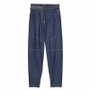 A calça jeans cargo da Damyller traz a trend utilitária para o look , e custa R$299.