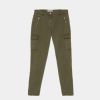 Na Zara, a calça jeans cargo pode ser achada tanto na cor verde quanto na preta (bem utilitário), por R$299.