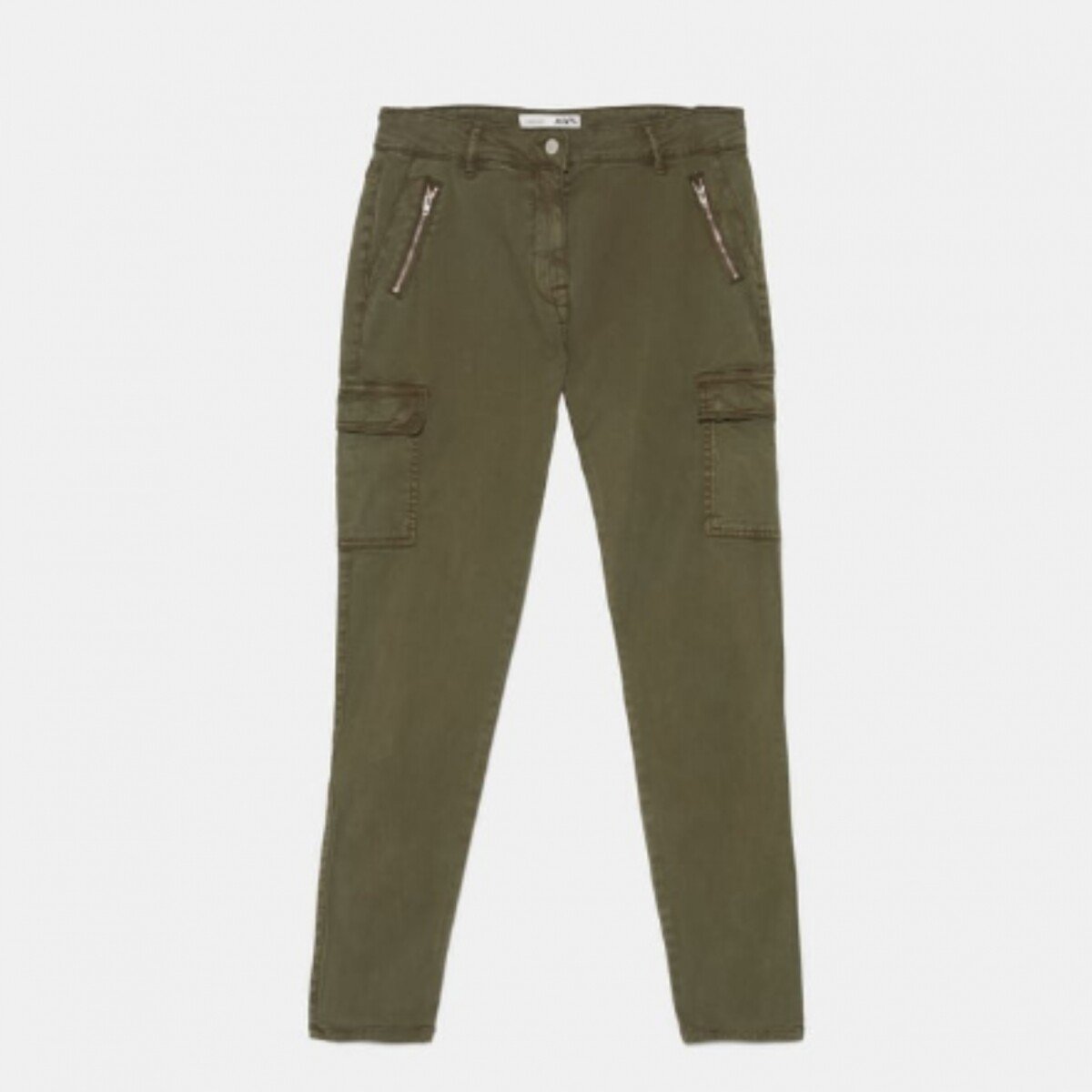 Foto: Na Zara, a calça jeans cargo pode ser achada tanto na cor verde  quanto na preta (bem utilitário), por R$299. - Purepeople