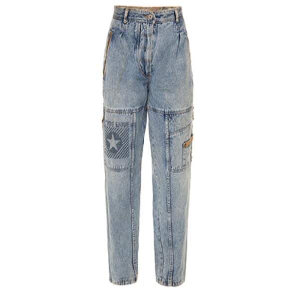 A calça cargo jeans da Loop Vintage vem até com detalhes de estrelas. O modelo é vendido na Gallerist por R$890.