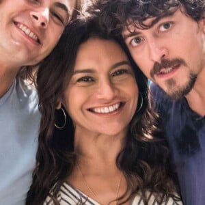 João (Rafael Vitti) conta para Janaína (Dira Paes) que o irmão caiu no mar na novela 'Verão 90'