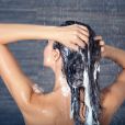 Cabelos finos: ideal é usar um shampoo adstringente para a raiz e outro com poder hidratante para o resto do comprimento e pontas 