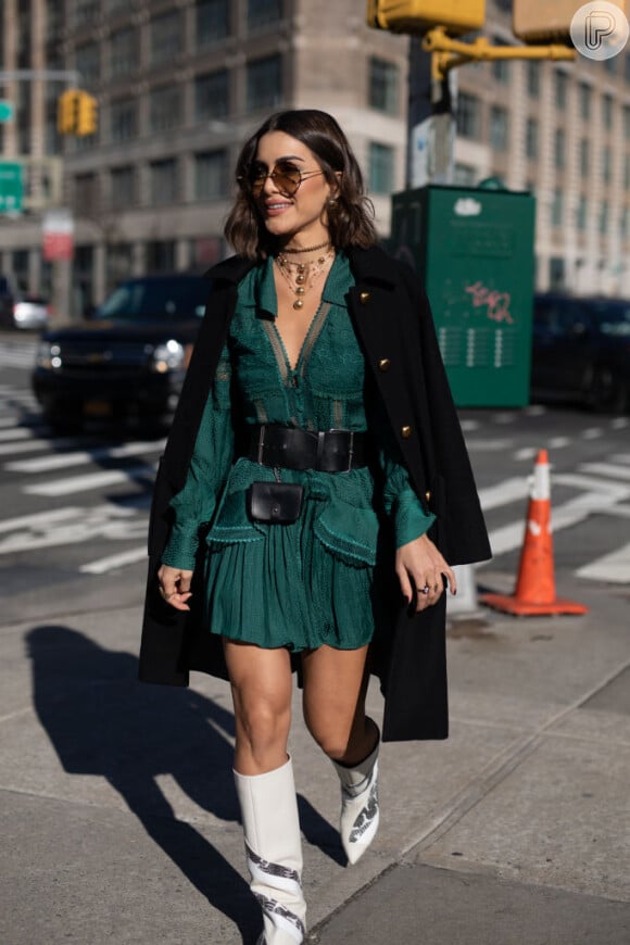 Vestido curto no inverno: com botas e casaco a peça ganha estilo, como nesse look de Camila Coelho