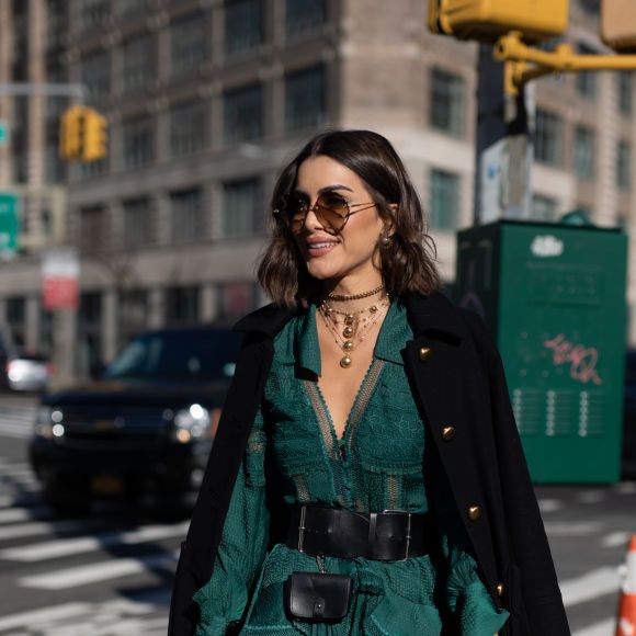 Vestido curto no inverno: com botas e casaco a peça ganha estilo, como nesse look de Camila Coelho