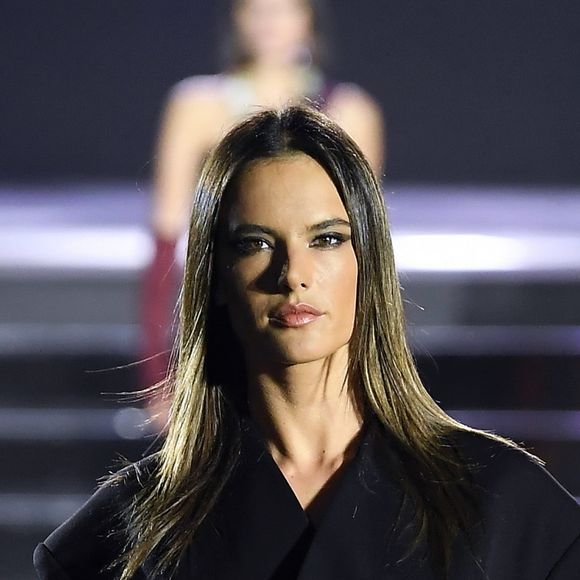 Vestido curto no inverno: vestido em estilo blazer com botas over the knee fazem um look sexy. Este é Versace
