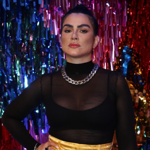 Cleo combinou transparência com veludo em look para evento