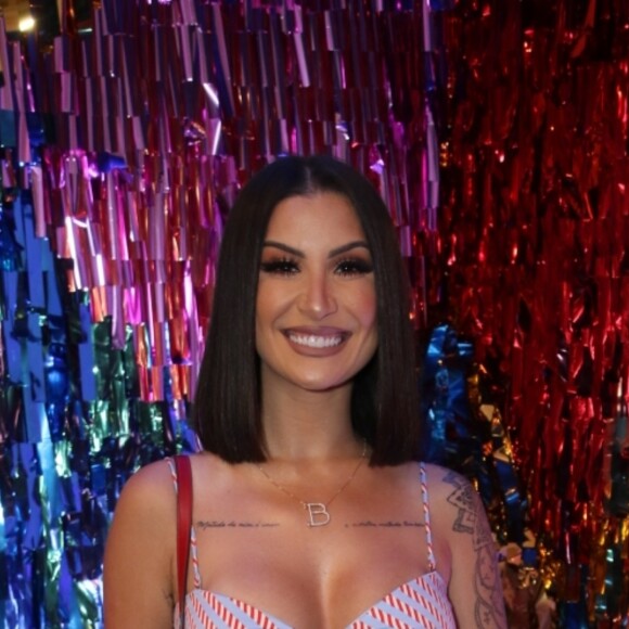 Bianca Andrade, do blog 'Boca Rosa', apostou em look listrado com crop pants de $ 686,21