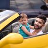 Gusttavo Lima posou com o filho Gabriel em uma Ferrari
