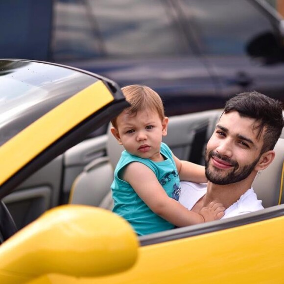 Gusttavo Lima posou com o filho Gabriel em uma Ferrari