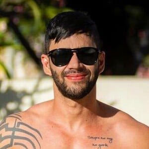 Gusttavo Lima ostento o corpo sarado em foto de sunga