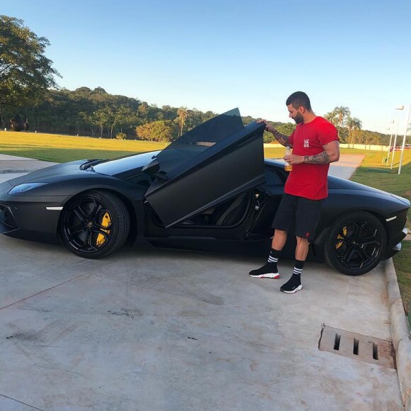 Gusttavo Lima possui um carro de luxo de R$ 4,7 milhões