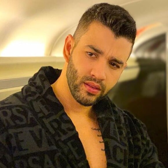 Gusttavo Lima chamou atenção com roupão de grife em foto nesta sexta-feira, 21 de junho de 2019