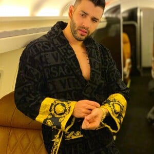 Gusttavo Lima posou com um roupão da grife Versace de R$ 3,500 mil