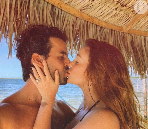 Marina Ruy Barbosa trocou beijos com o marido em viagem