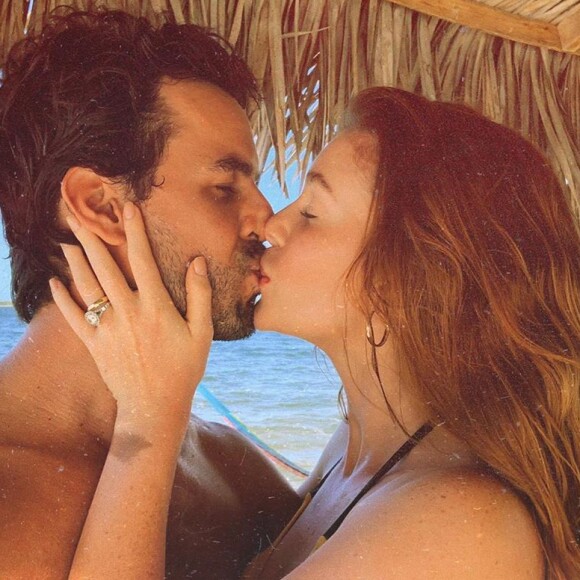 Marina Ruy Barbosa trocou beijos com o marido em viagem