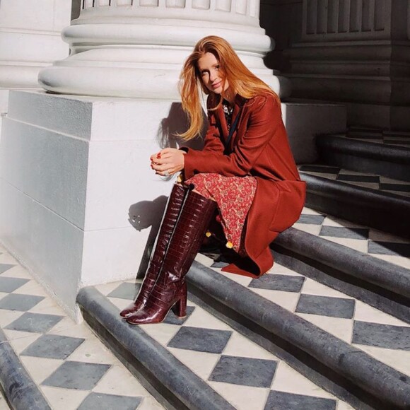 Marina Ruy Barbosa apostou em casaco e botas longas para viagem