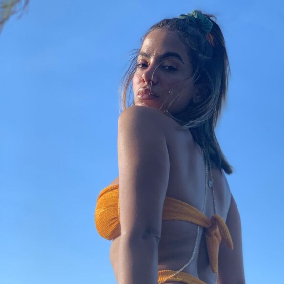 Anitta ganhou elogios dos fãs em foto de biquíni fio-dental