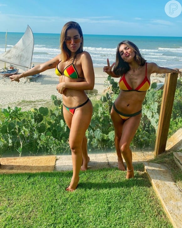 Anitta combinou biquíni com a amiga Jessica Desa em foto na web